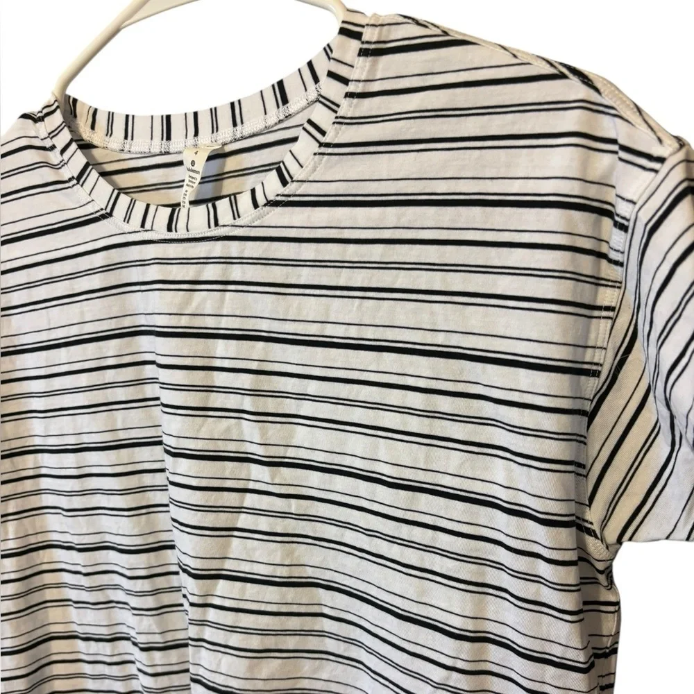 Lululemon Women's Gray & White Stripes Cates Tee Cropped Top Size 4‎